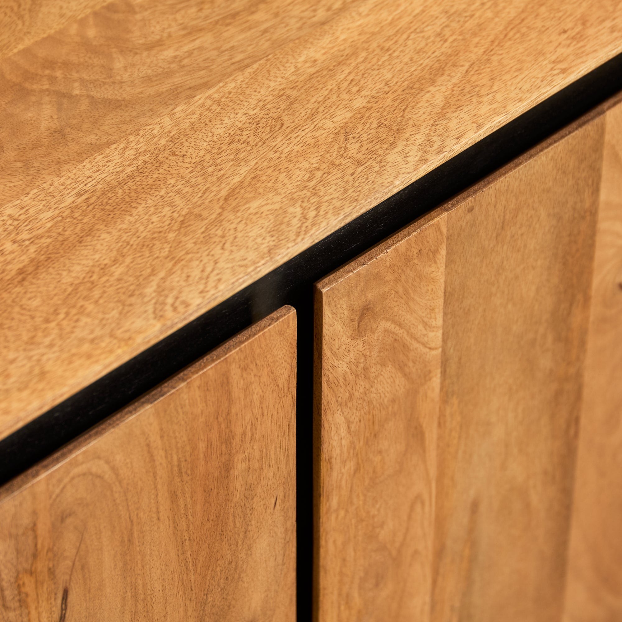 TV-Board Rois 150x45x55 cm – Massives Mangoholz mit schwarzem Metallrahmen & 3 grifflosen Türen