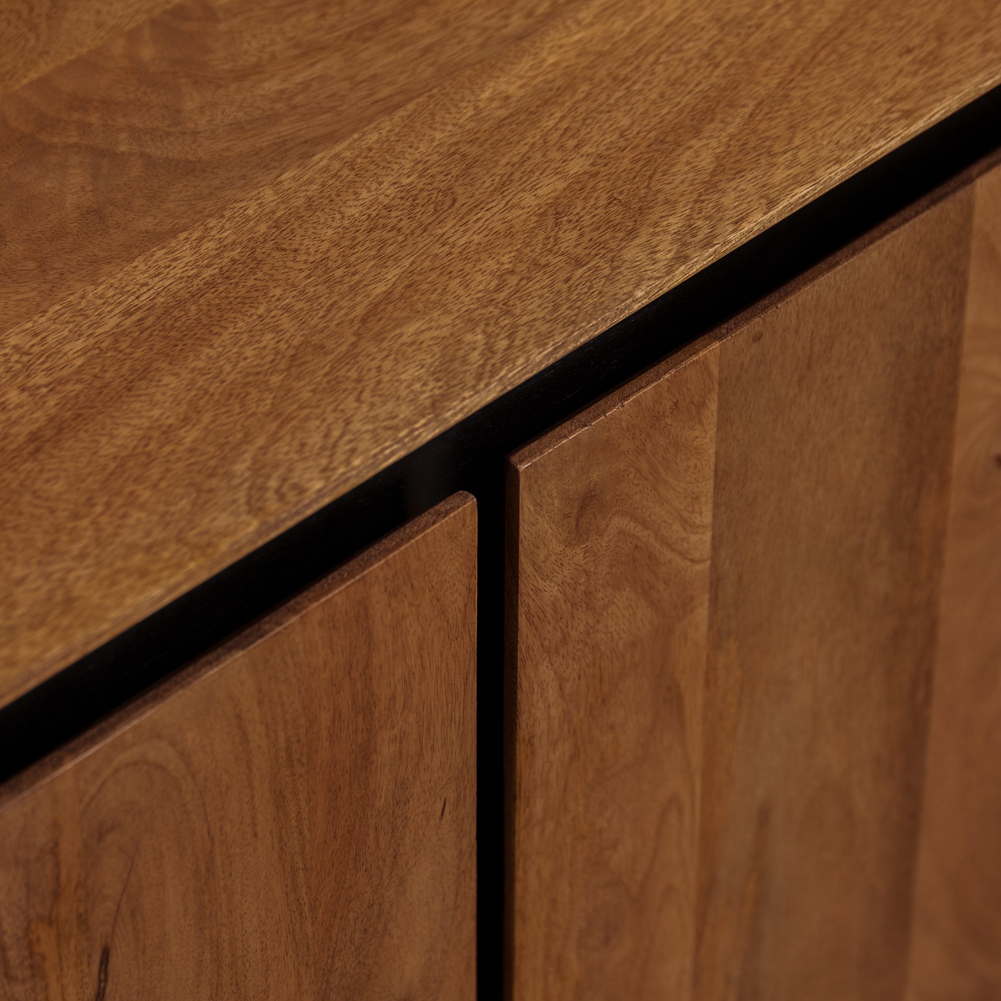 TV-Board Rois 150x45x55 cm – Massives Mangoholz mit schwarzem Metallrahmen & 3 grifflosen Türen