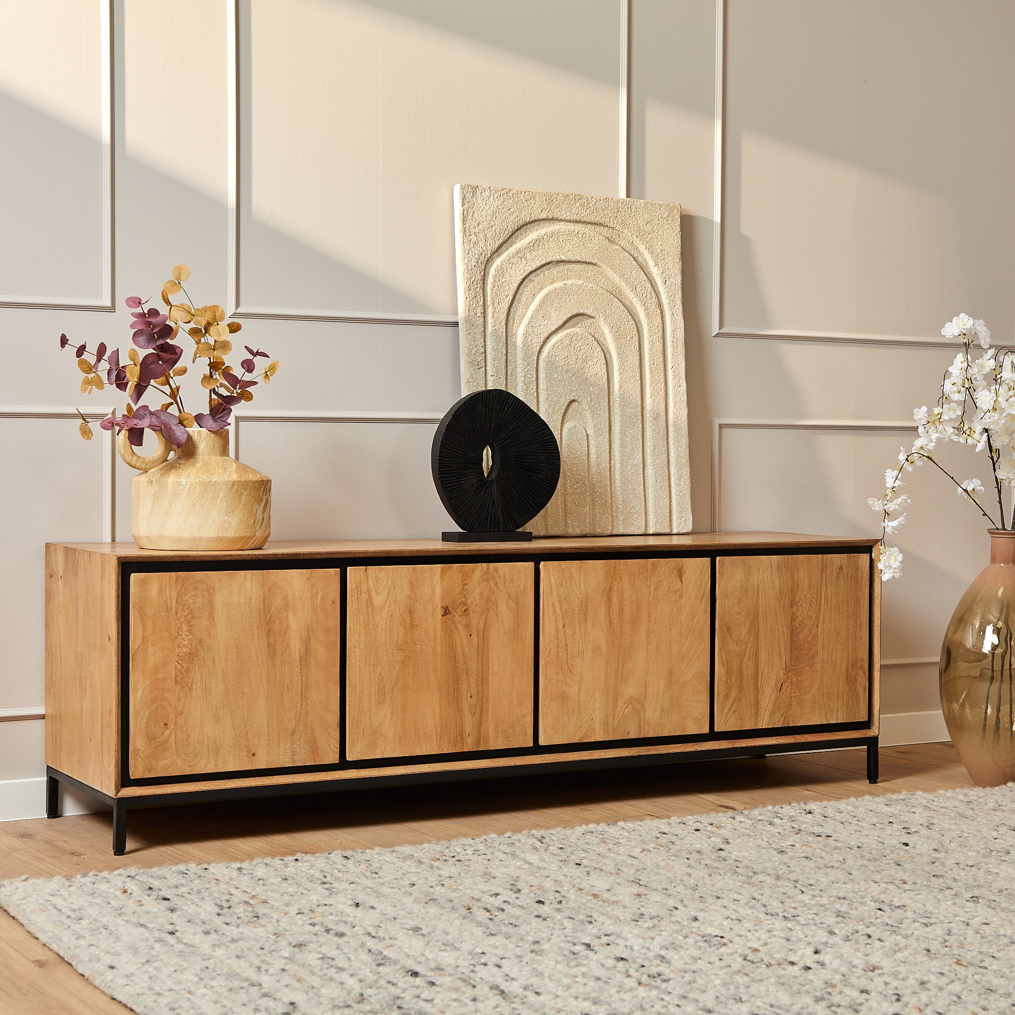 TV Board Rois 180x45x55 cm – modernes Lowboard aus Mangoholz & Metall mit Strukturfront