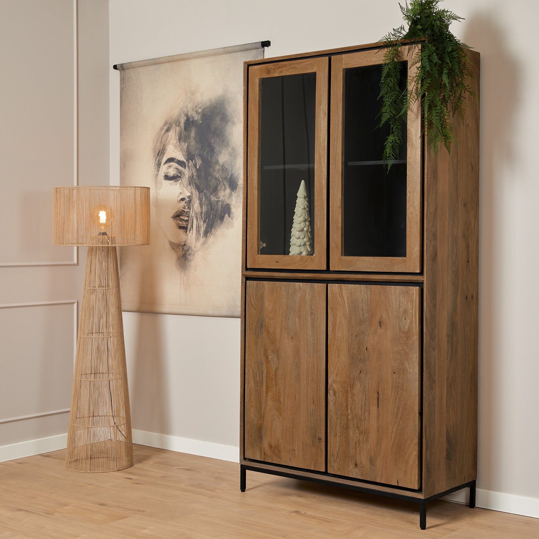 Vitrinenschrank Rois – lackiertes Mangoholz & schwarzer Metallrahmen, 100 x 45 x 200 cm, modernes Design mit Holzstreifen