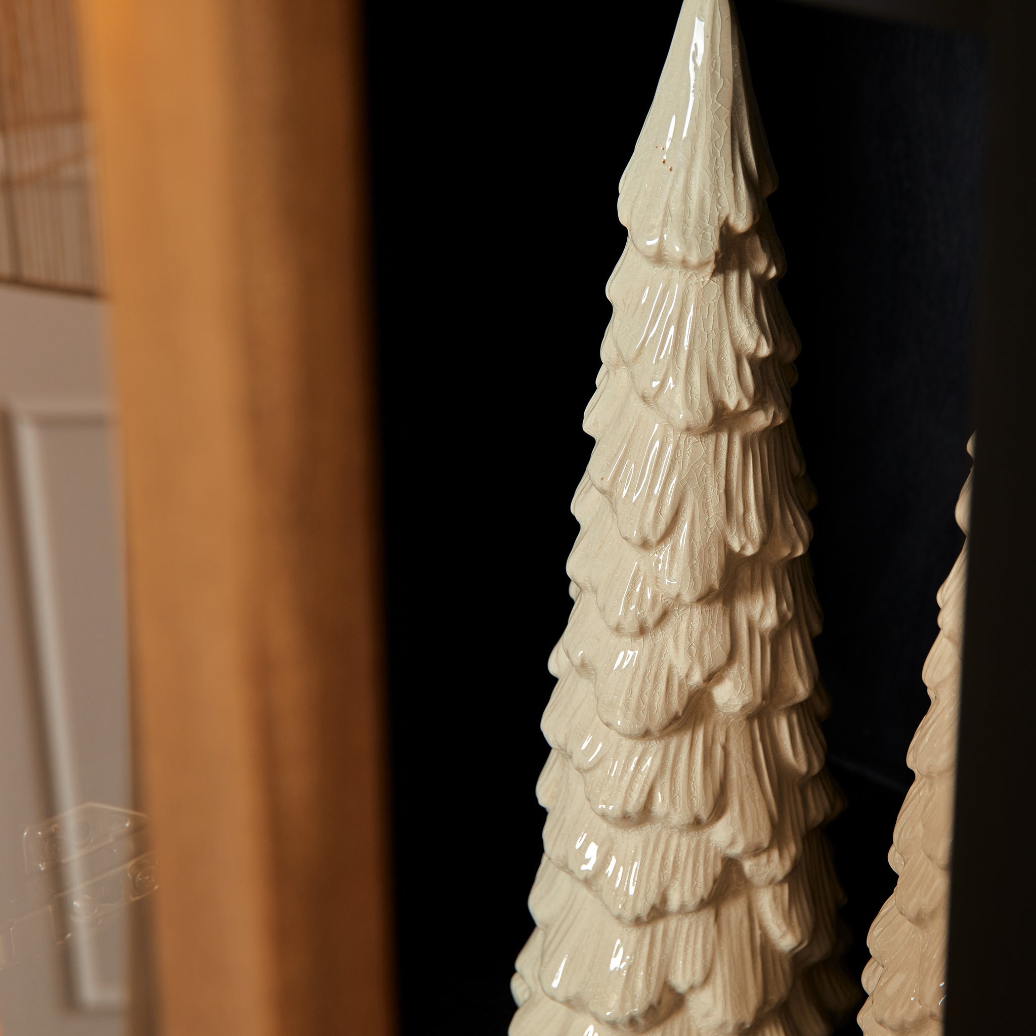 Vitrinenschrank Rois – lackiertes Mangoholz & schwarzer Metallrahmen, 100 x 45 x 200 cm, modernes Design mit Holzstreifen