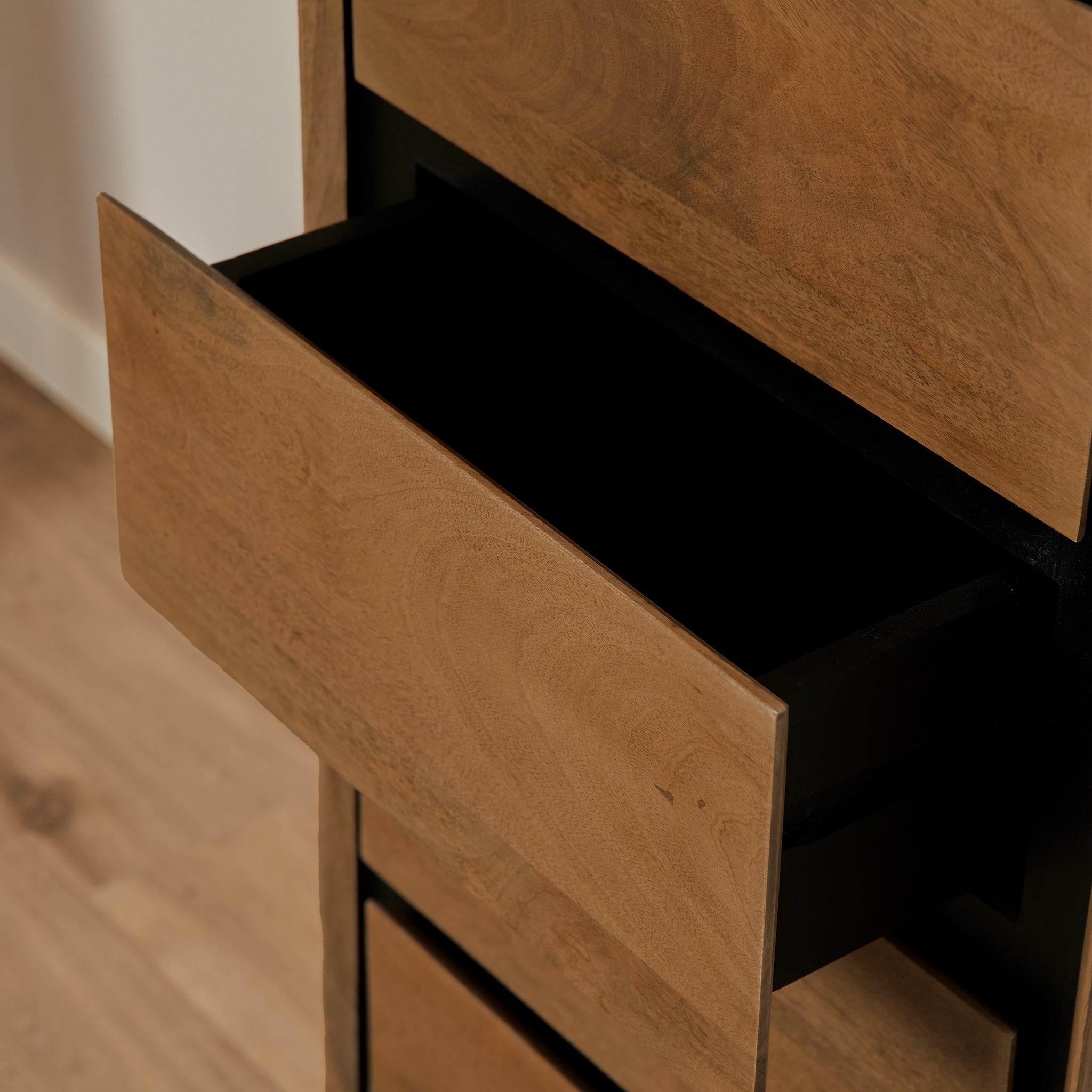 Kommode Rois Mango Natur 50x40x120 cm – moderner Schrank mit 5 Schubladen & Metallgestell