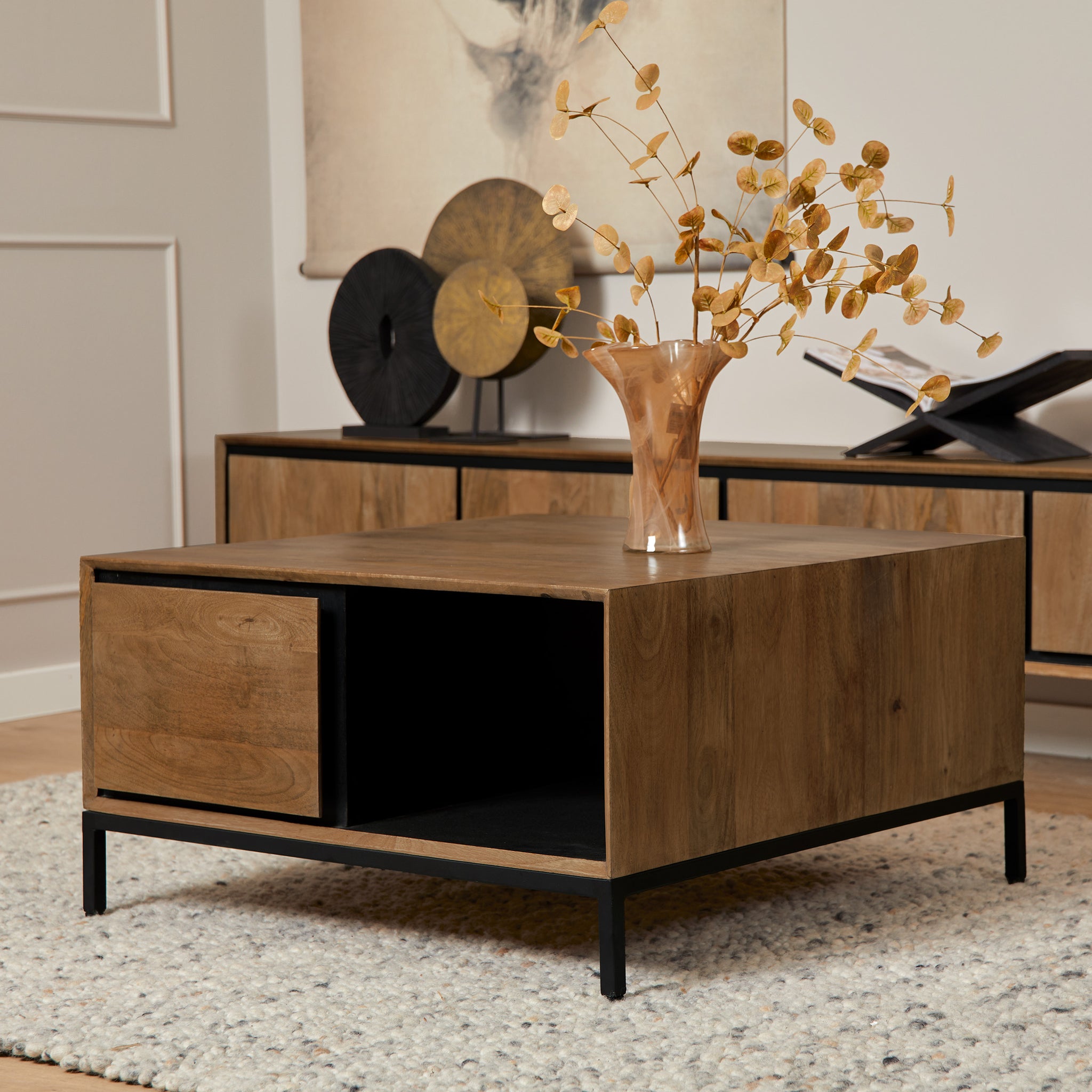 Couchtisch Rois – quadratischer Mangoholz Tisch 80×40×80 cm mit 2 Schubladen, offenem Fach & Metallrahmen