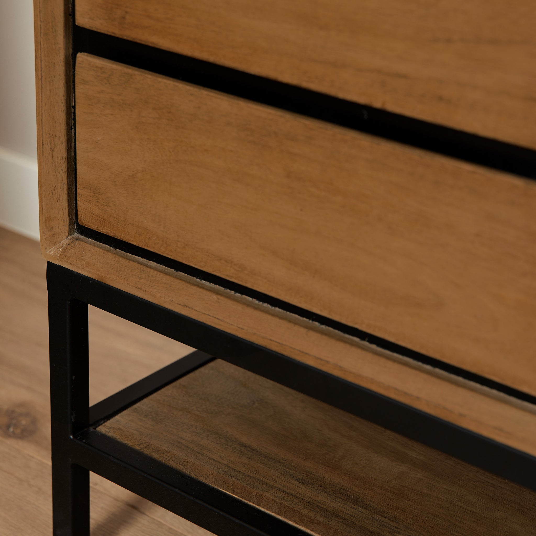 Nachttisch Rois – Mangoholz mit schwarzem Metallgestell, 2 Schubladen & offenes Fach, 45 x 40 x 53 cm
