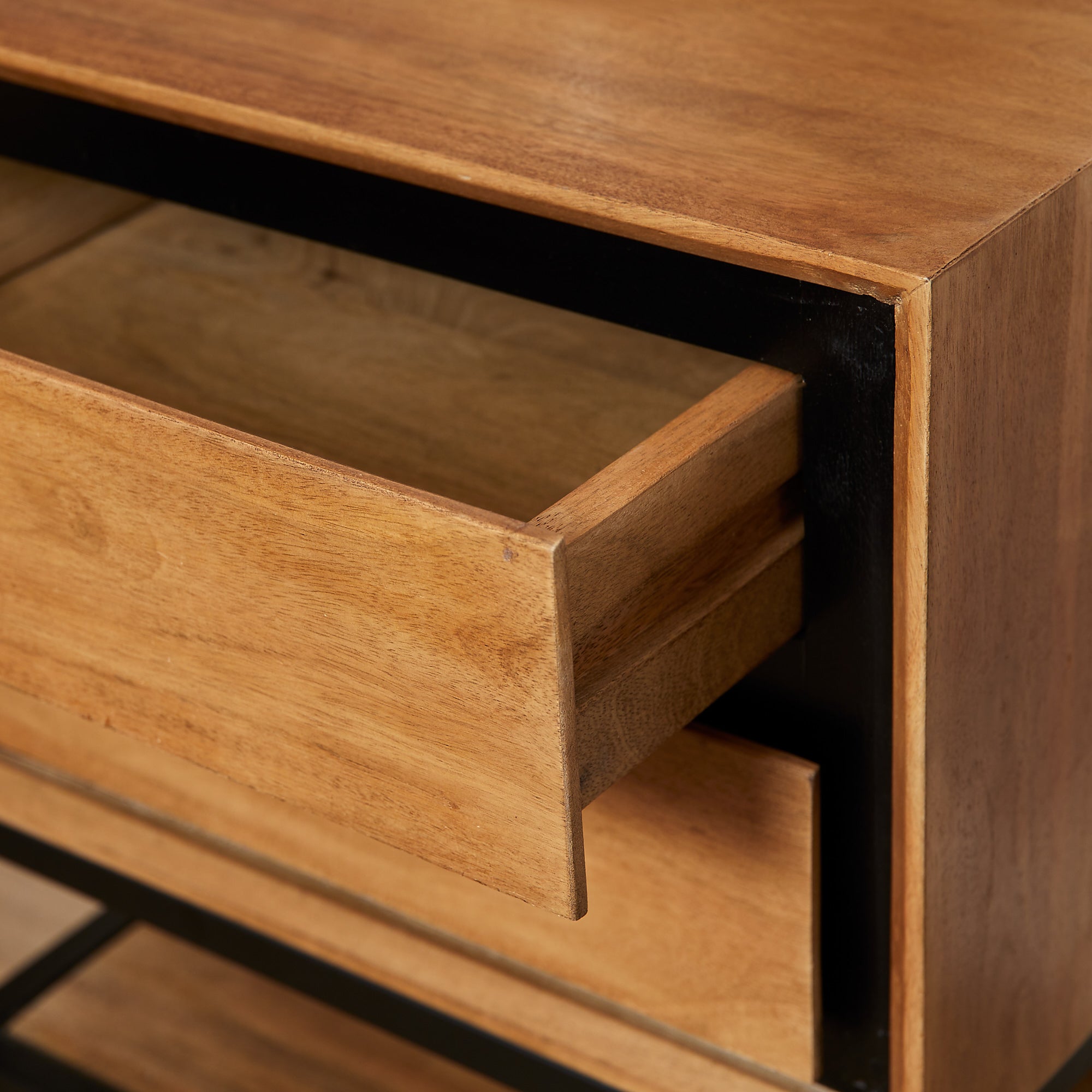 Nachttisch Rois – Mangoholz mit schwarzem Metallgestell, 2 Schubladen & offenes Fach, 45 x 40 x 53 cm