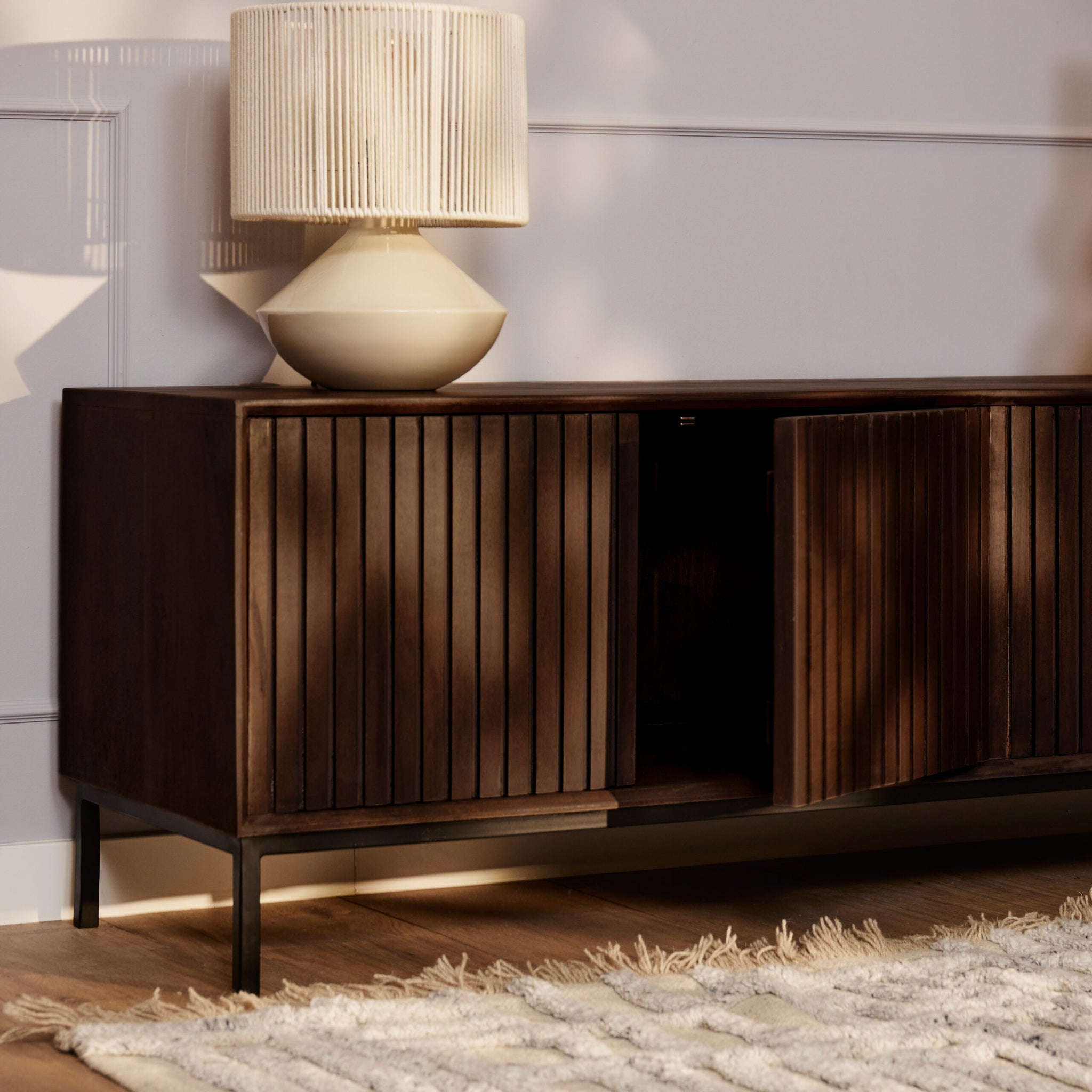 TV-Board Mandy Braun 165x45x55 cm – Lowboard aus Mangoholz mit Lamellenfront & Push-to-Open Türen