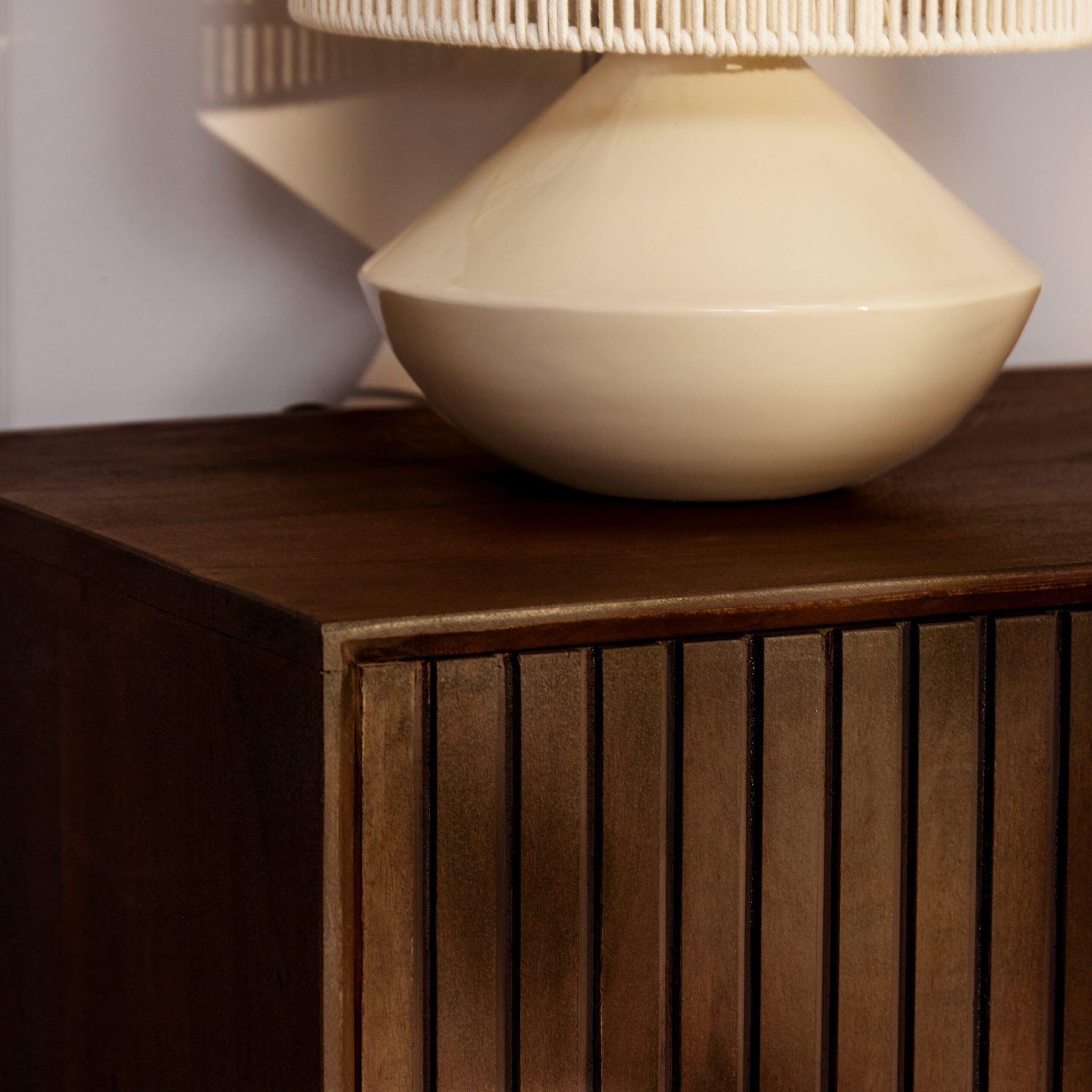 TV-Board Mandy Braun 210 x 45 x 55 cm – Mangoholz mit 4 Türen & Lattenmuster