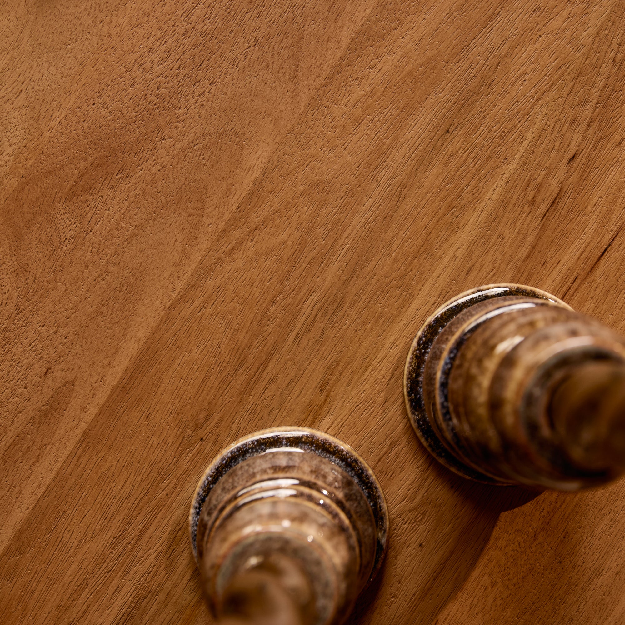 Runder Couchtisch Mandy Natural – 80x80x40 cm, Mangoholz mit Lattenmuster & Stauraum-Schubladen